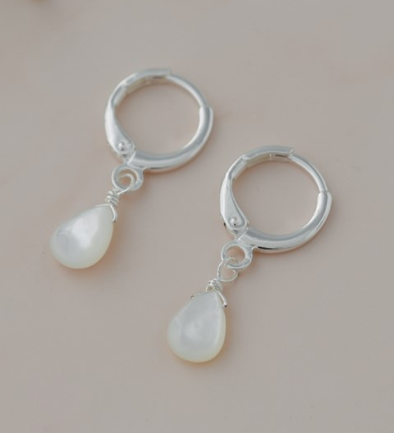 Glee - Tiny Dangle Pearl Earring